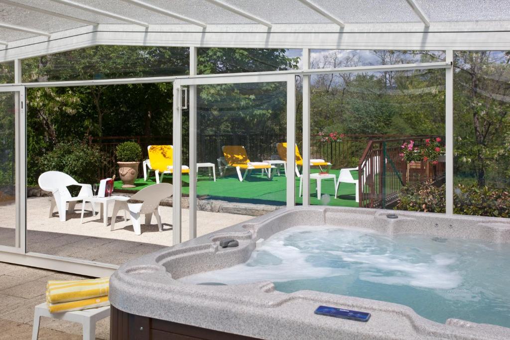 Logis Hotel Les Cedres Joyeuse Buitenkant foto